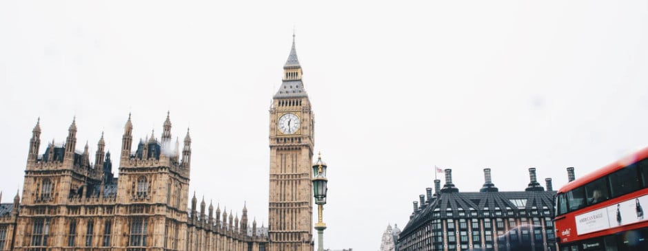 PMI UK: gospodarka w zastoju, firmy tną ceny, rosną perspektywy luzowania polityki