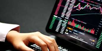 EUR/USD spada poniżej 1,03, złoty słabnie 