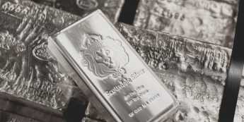 Srebro na historycznych szczytach