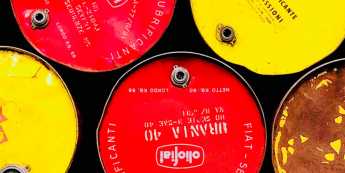 IEA podnosi prognozy popytu, ale podaż rośnie szybciej