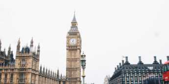 PMI UK: gospodarka w zastoju, firmy tną ceny, rosną perspektywy luzowania polityki