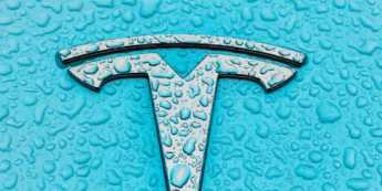 Hertz kupuje 100 tys. aut Tesla