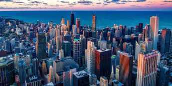 Start Wall Street: Akcje tracą, ropa rośnie, a rynek pracy w USA pozostaje relatywnie mocny