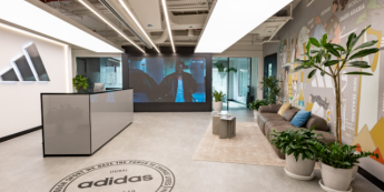 Adidas z mocnym wzrostem zysków, ale cła USA ciągną kurs w dół