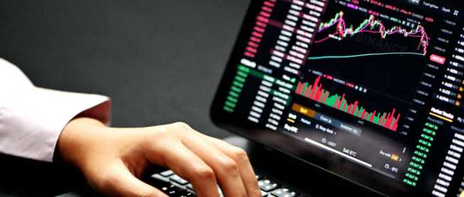 EUR/USD spada poniżej 1,03, złoty słabnie