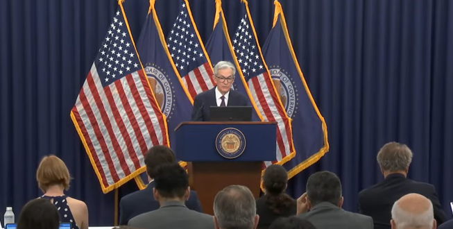 Powell: FED gotów do działania, ale obserwuje dane uważnie