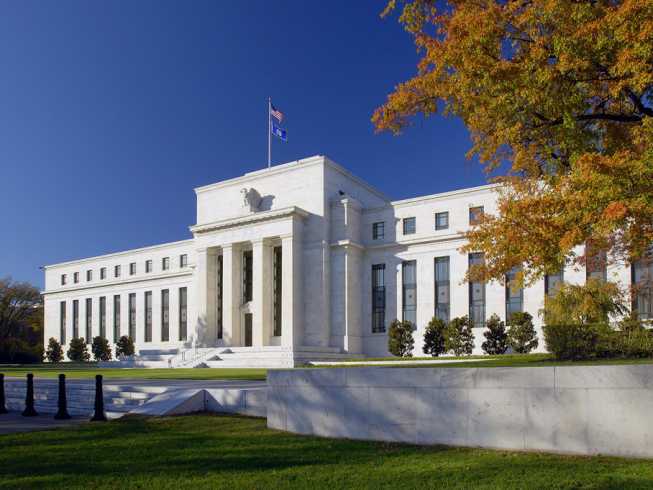 FOMC: Stopy bez zmian, prognozy w dół